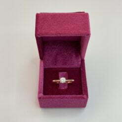anello solitario oro rosa nella sua elegante scatola