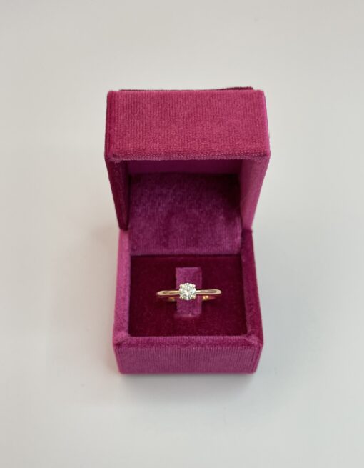 anello solitario oro rosa nella sua elegante scatola