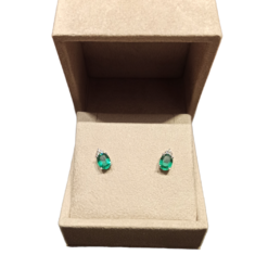 Orecchini con smeraldi nella confezione regalo