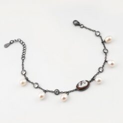 Bracciale di CAMEO ITALIANO, argento rodiato nero con cammeo, perle e zirconi alternati.