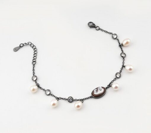 Bracciale di CAMEO ITALIANO, argento rodiato nero con cammeo, perle e zirconi alternati.