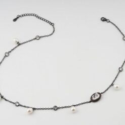 Collana in argento rodiato nero con cammeo, perle e zirconi alternati