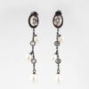 Orecchini pendenti in argento con cammeo, perle e zirconi