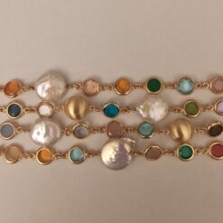 Bracciale multifilo in argento placcato oro con paste vitree alternate a perle scaramazze