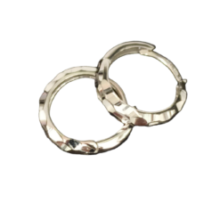 Orecchini anellette in oro bianco 18k ad effetto diamantato